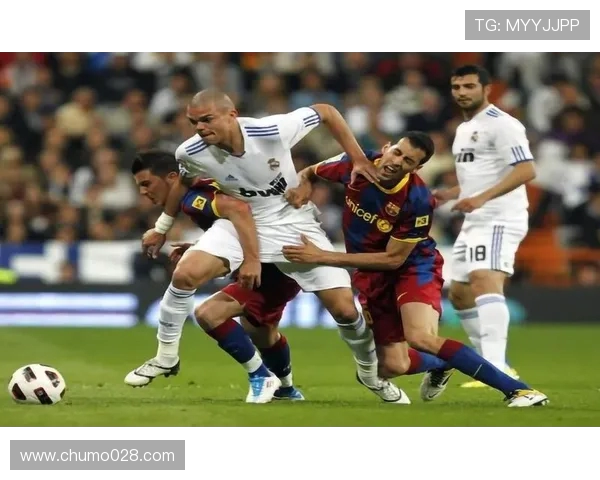 足球比赛中的集体防守与破密集防线